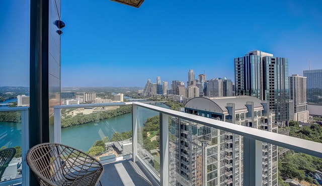 28th Flr studio condo with lakeview balcony, rooftop pool & fitness center