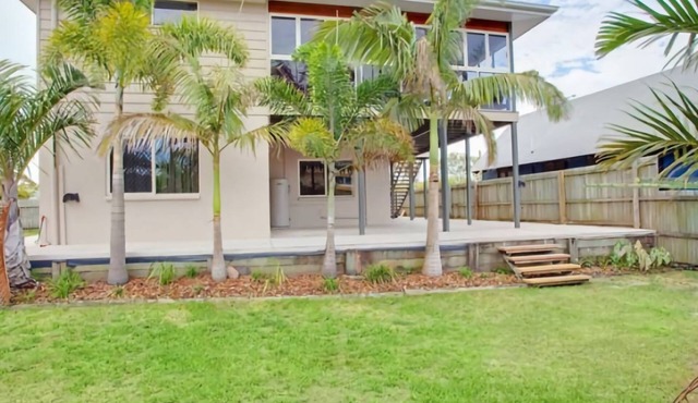 29 Cypress Avenue - Rainbow Beach. Close to the beach with a pool