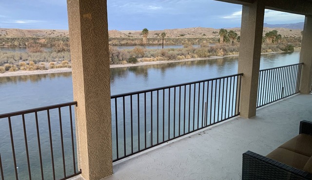 2900sf Riverfront home,no wake zone,5 bdrm, 4 bath Sleeps14,games, Sandy Beach!