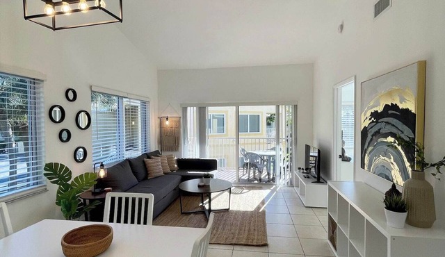 290C - Boca Retreat w/Pool, Parking, Near Evert Tennis & Shops