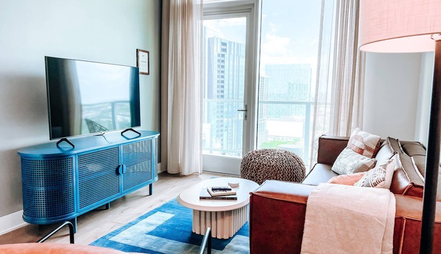 29th Floor Rainey St. Condo in Downtown Austin w/Rooftop Pool & Patio