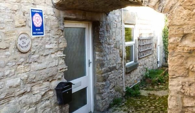 2A BRIDGE APARTMENTS, pet friendly in Masham