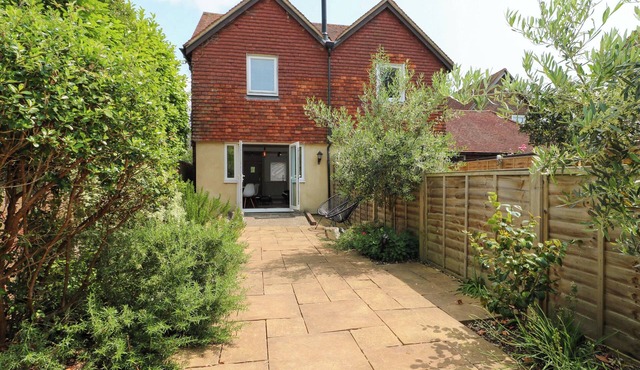 2A THE MEWS, family friendly, character holiday cottage in Langstone