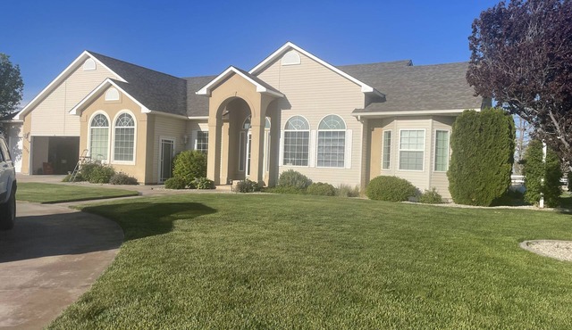 2Acre Private, Spacious Custom Built Country Home