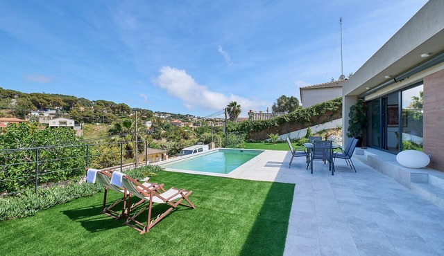 2AGN02 - Modern house with private pool located in a residential area.