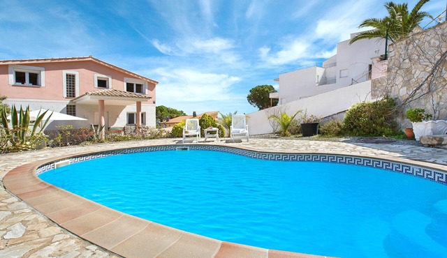 2ANG 01 - Cozy and large 5-bedroom house with private pool near Cala Canyelles beach