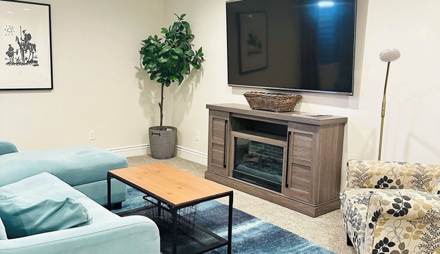 2B/1B Basement Apt Near Jordan Landing - Flexible Check-in/out! Sleeps 6