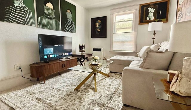 2B/1B Chic Downtown Luxury Apt