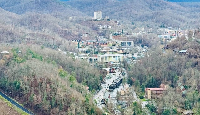 2B 2.5B Luxury resorts beautiful views of Gatlinburg Indoor water park 24hr gym