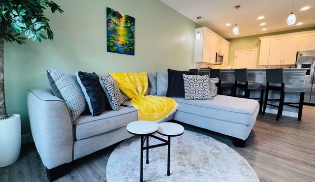 2B/2B College Park home w/fenced patio yard, close to DT Orl & WP. Pet Friendly!