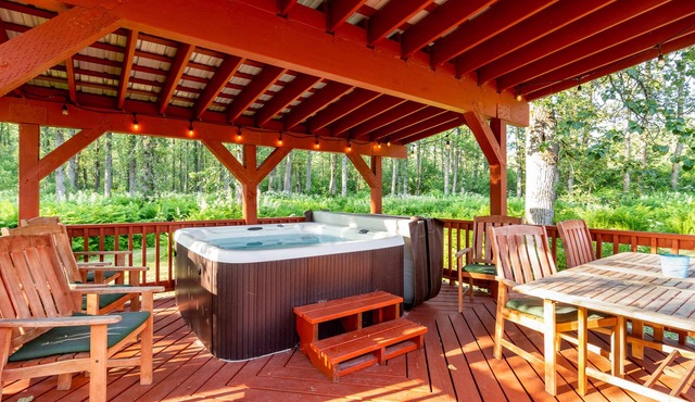 2B/2B Guest Cottage with outdoor hot tub. 2 miles from city center.