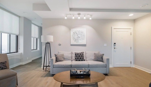 2B/2BA Distinguished Apartment, Rooftop Pool & Gym