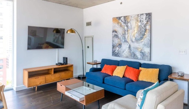 2B 2BA Executive Glass Apartment with Balcony & Wi-Fi
