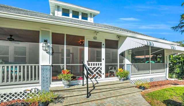 2b/2ba, HotTub, Walk To Shops, Dining! Beach Close! Wkly/Mo Discounts! Boat Opt!