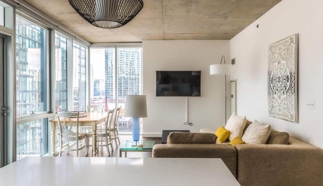 2B 2BA Luxury Suite with Balcony and Wi-Fi, PAID IN and OUT PARKING IN BLDG