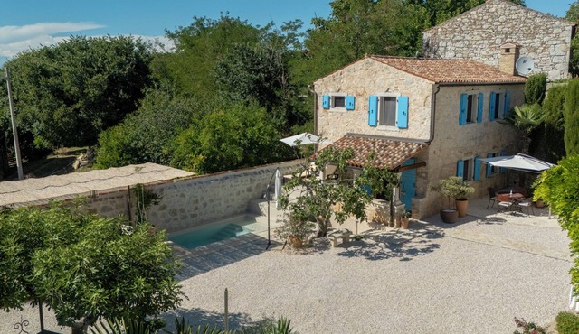 2B Entire Holiday Home. Pool, Parking, Pergola, Private. Quiet Village Location.