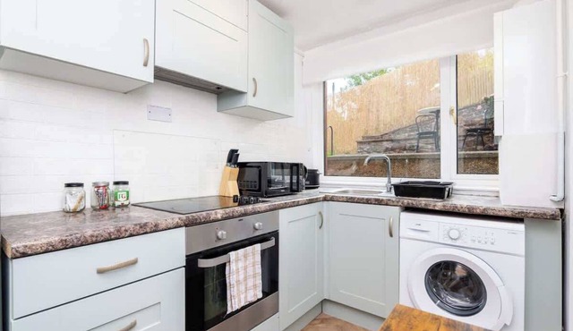 2Bedroom House - Free Parking- by Holiday Homes