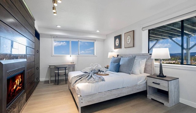 2b1b Gorgeous Lake View Unit close to Airport