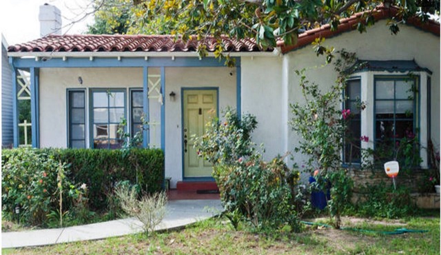 2BD, 1 BA, BUNGALOW FOR 9 GUESTS! ENTIRE HOUSE W/DRIVEWAY PARKING!