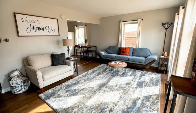 2BD, 1BA Home. 5-10 Minutes to ANYWHERE in JCMO!