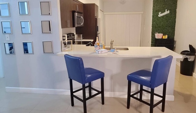 2bd/1bth Duplex w/ Chic and Movie theme Room by Mall & Resturants