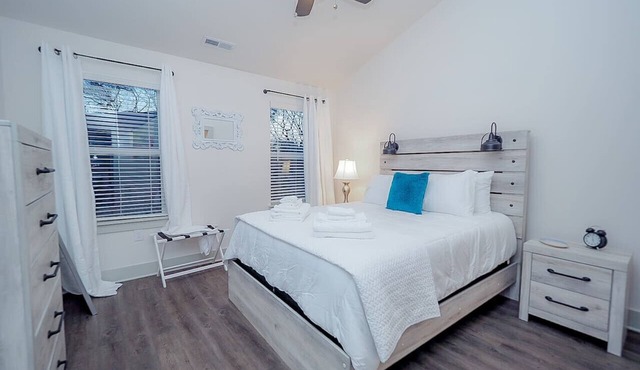 *2bd/2.5bth Townhome 10 mins from Downtown* #D