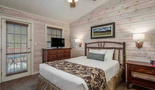 2Bd, 2 Ba with Stunning Lake Conroe View