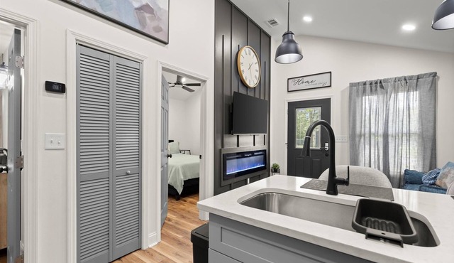 2BD/2BA Designer Cottage in Decatur – Couples/Solo