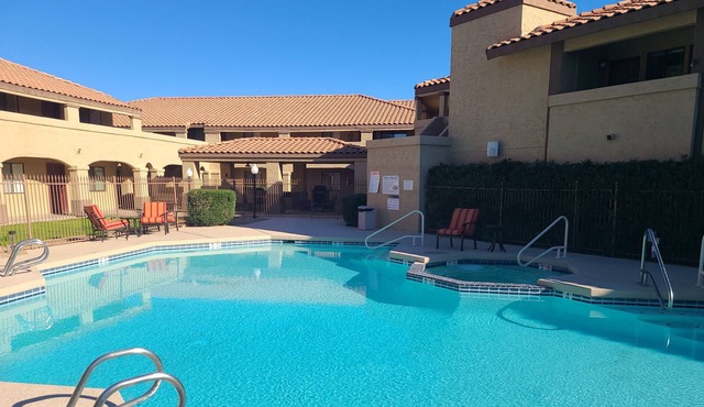 2BD/2BA for Business and Families - Hot Tub, Pool, Gym & 6 mins from Golf
