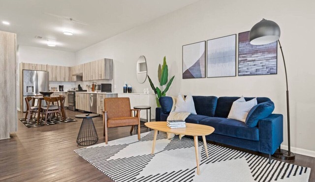 2Bd/2Ba w/Gym+Uptown Theater