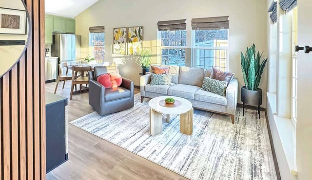 2bd/2ba w/Laundry & Kitchen! Mt views & Quiet