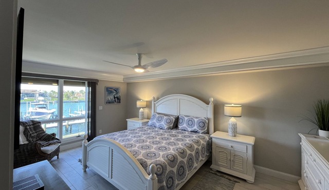 2bd 2ba Waterfront condo. Pool. Gym. Quiet community 10min from everything