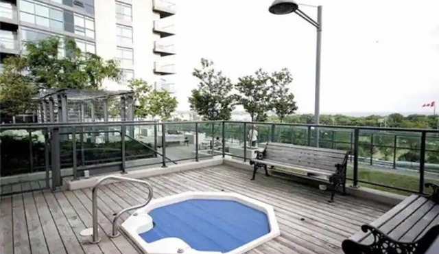 2Bd 2Bh Spacious Lake View Condo Free Parking