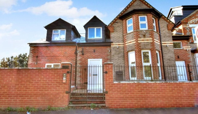 2BD apt for 7 with private off-street parking