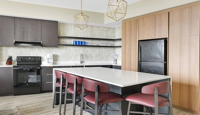 2BD/Atlanta - Downtown w/Rooftop Pool and Pool Bar!