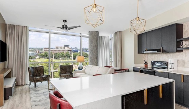 2BD/Atlanta - Downtown w/Rooftop Pool and Pool Bar!