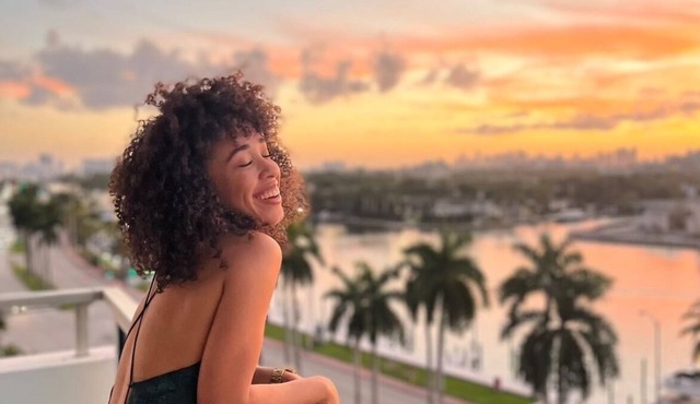 2bd Beachfront Master Ste, Bay View w/balcony, Pool, nearby dining, beach access