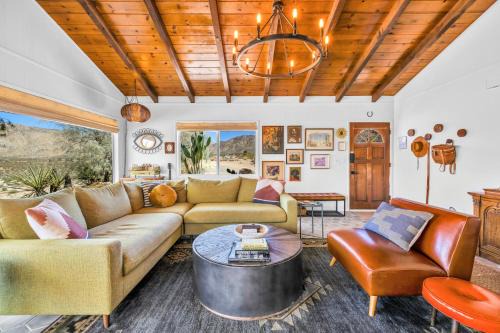 2bd cabin on ridge with mountain views