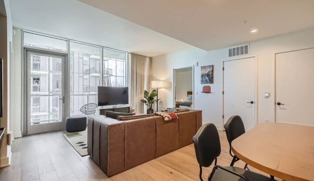 2BD Condo-Rainey St-Best views-RT Pool