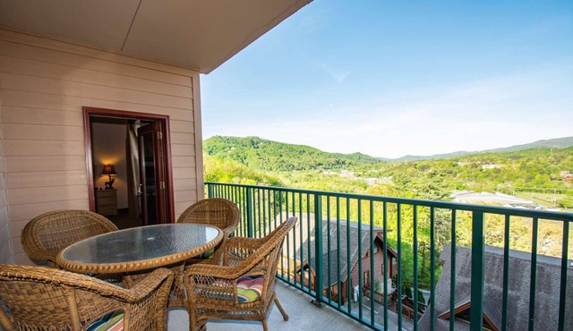 2BD Condo w/Mountain Views! |Dinner Show Tickets*|1-mile to Pkwy |Indoor/Outdoor Pool |WiFi|