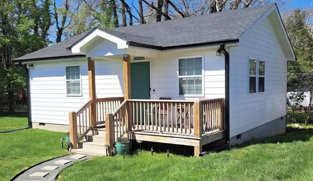 2bd Cottage, less than 2miles-DPAC, Duke, NCCU. Surprisingly close to everything