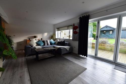 2BD Garden Home - A Short Walk to Stonehenge