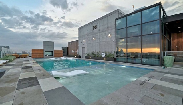 2BD Luxury Condo | Water Views | Pool | Rainey St