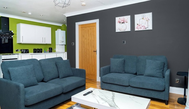 2BD | Ocean Terminal | Tram to Airport | Sleeps 4