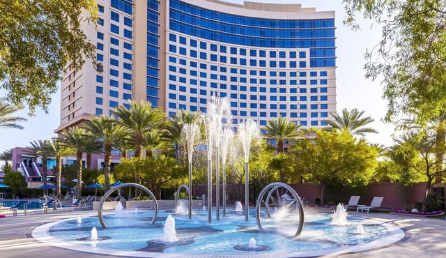 2BD/Vegas - Full Kitchen, Washer/Dryer, and Private Living Room!