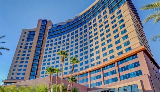 2BD/Vegas - Private Living Room and Kitchen in your Condo!