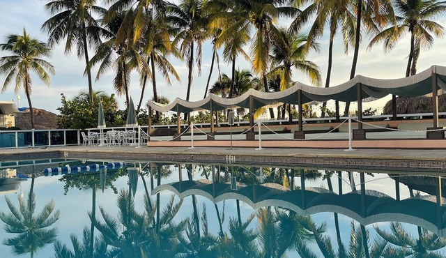 2bd2bth Partial Ocean view Ste w/balcony, Pool, nearby dining, beach access