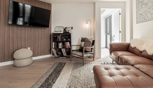 2Bdr Modern Art, Loft Style Condo!