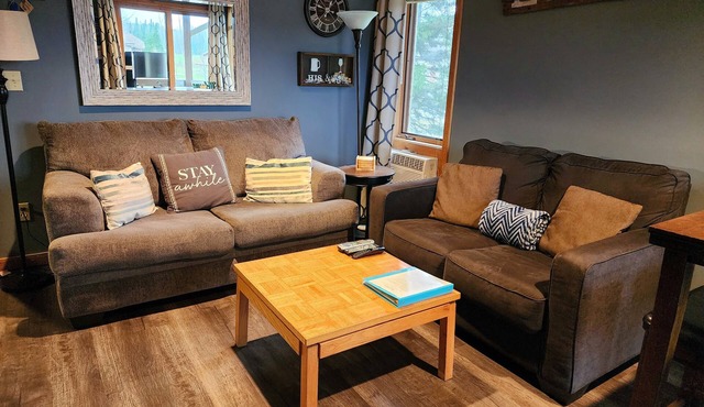 2bdrm sleeps 6. KING bed! Pool, Wifi, Fireplace, Steps to pink lift!