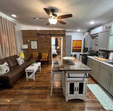 2Bdrm Villa Near Garvan Gardens with Fire Pits & Decks